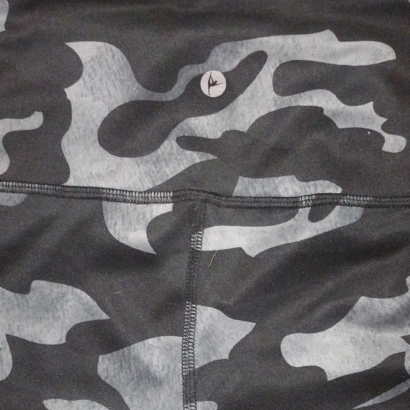 90 Degree By Reflex Camouflage Leggings - Black and Gray​​ - Picture 6 of 6